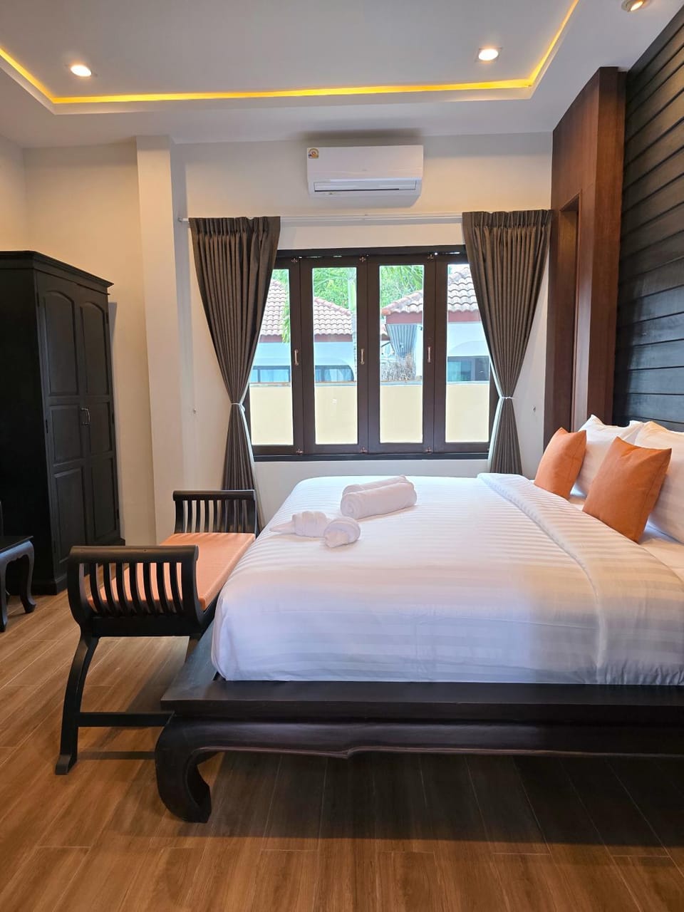 Bedroom, wardrobe, air conditioner