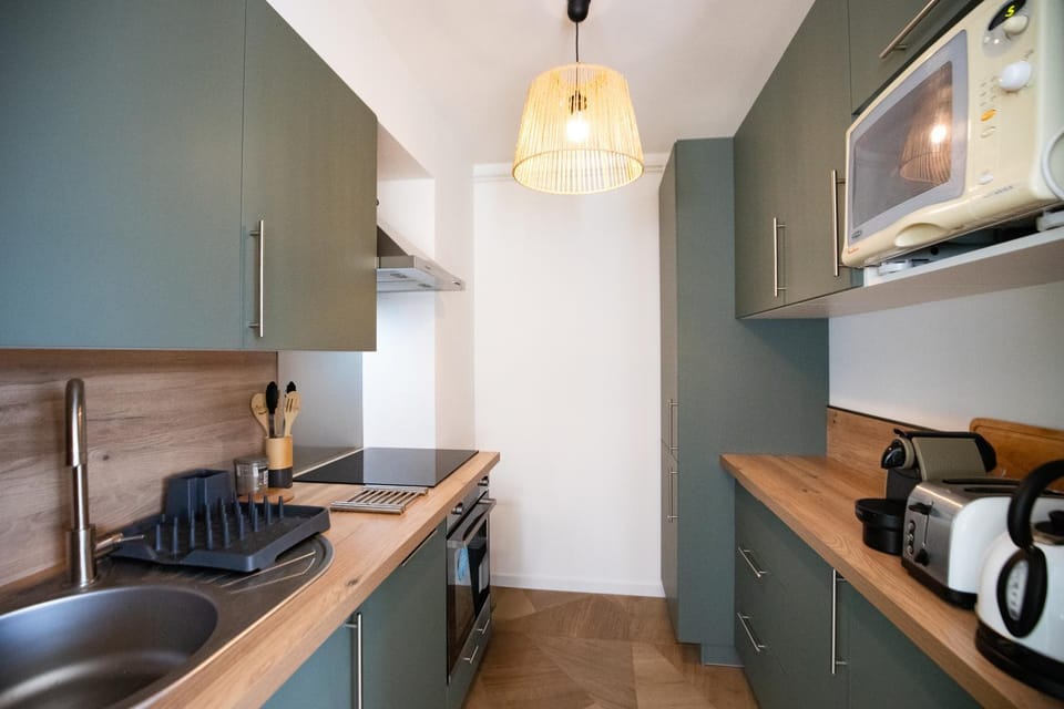 Kitchen or kitchenette, oven, stove