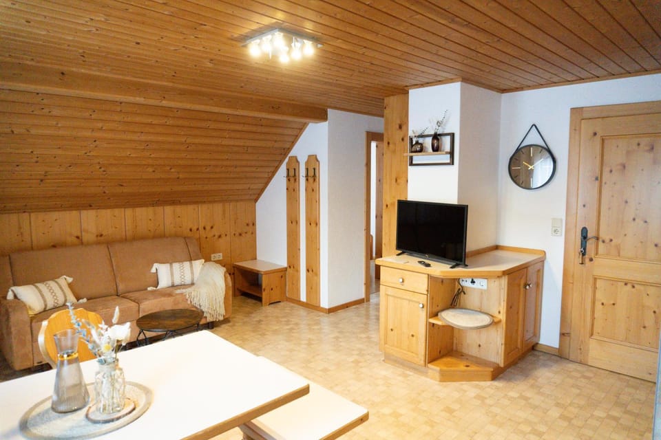 TV and multimedia, Living room, Seating area, Evening entertainment
