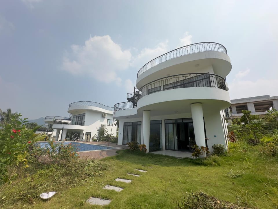 2 Detached 3BR Lakeview Villas Ivory Hoa Binh Villa in Laos