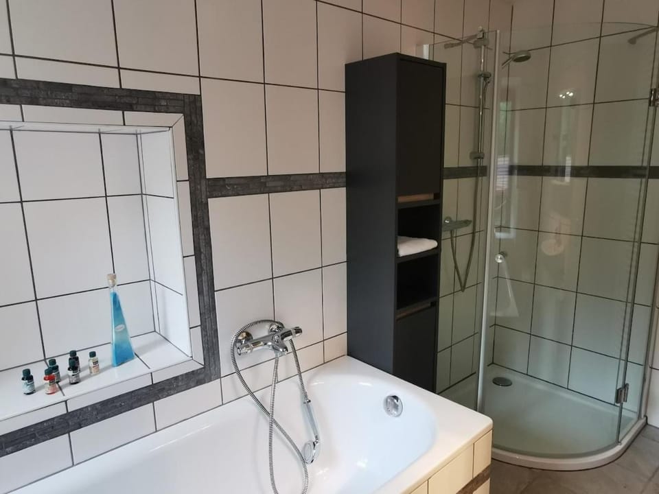 Shower, Bathroom, Bath, towels