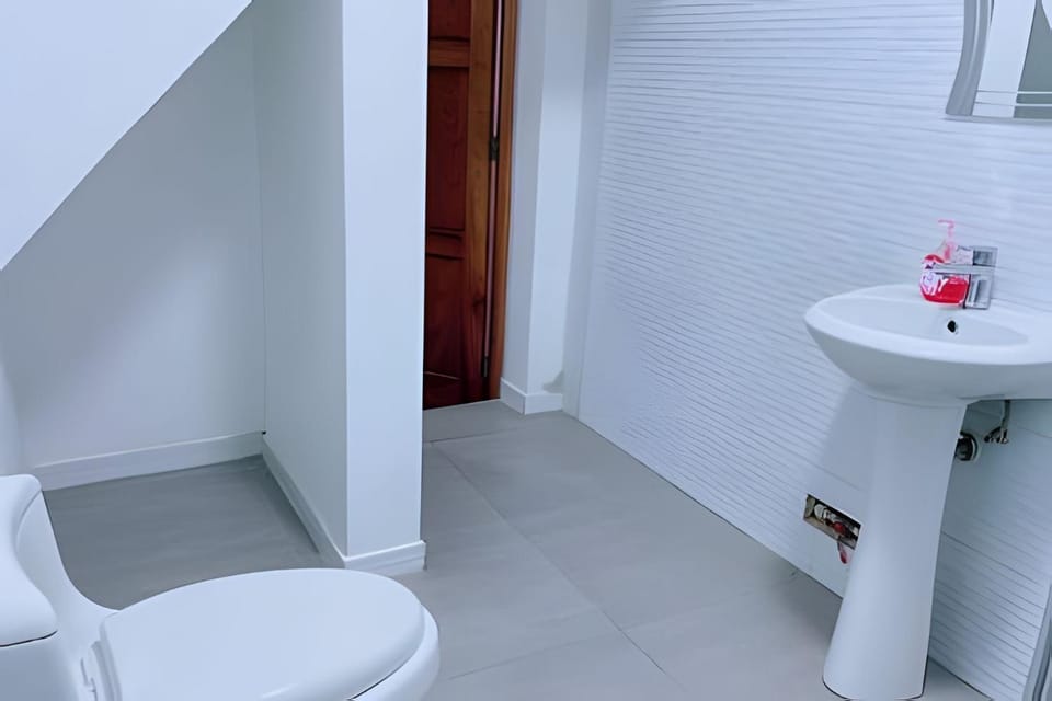 Shower, Toilet
