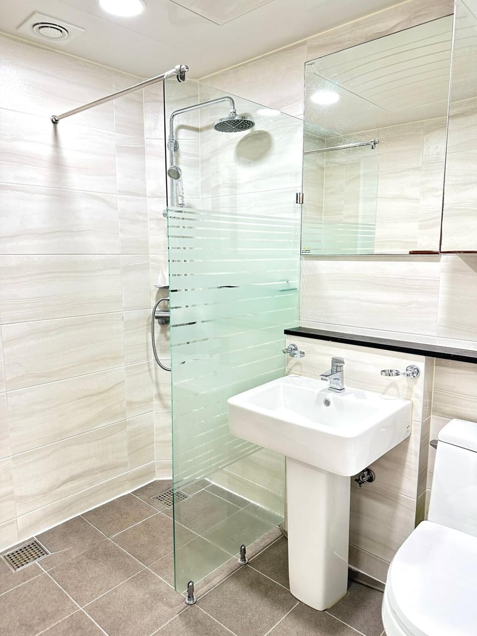 Spacious and Relaxing Duplex Hongik Stn 1min Apartment in Seoul