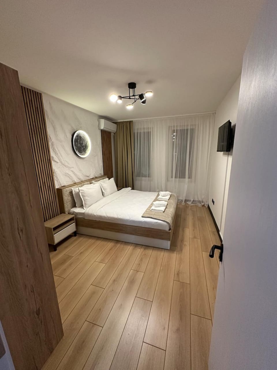 Bed, TV and multimedia, Photo of the whole room, Bedroom, towels, air conditioner