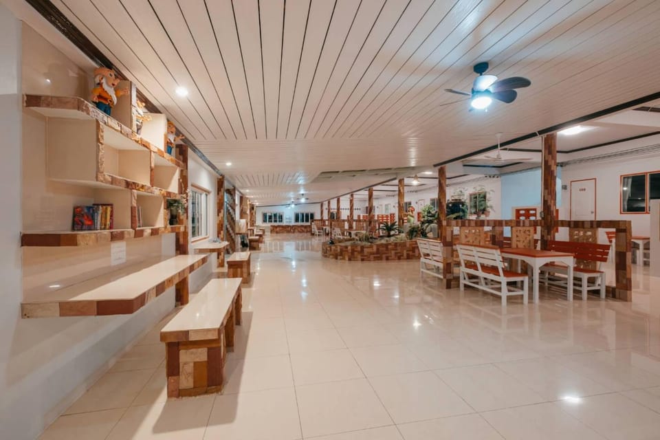 Restaurant/places to eat, Communal lounge/ TV room, Banquet/Function facilities, Seating area