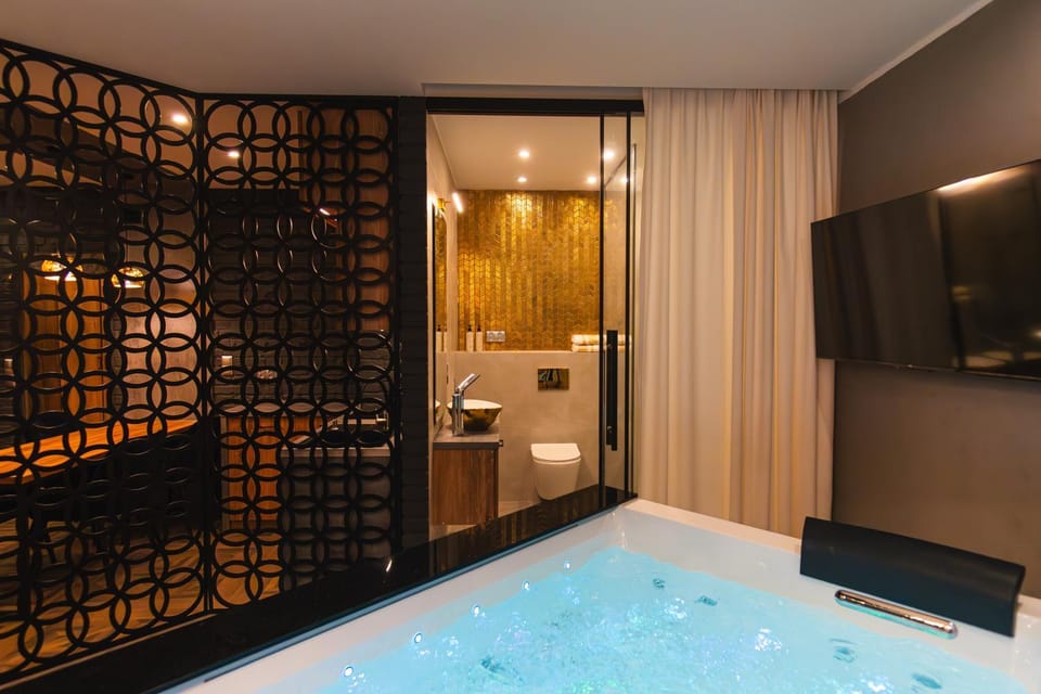 Hot Tub, Bathroom, Location, Bath, flat iron, hair dryier, washing machine, dryer