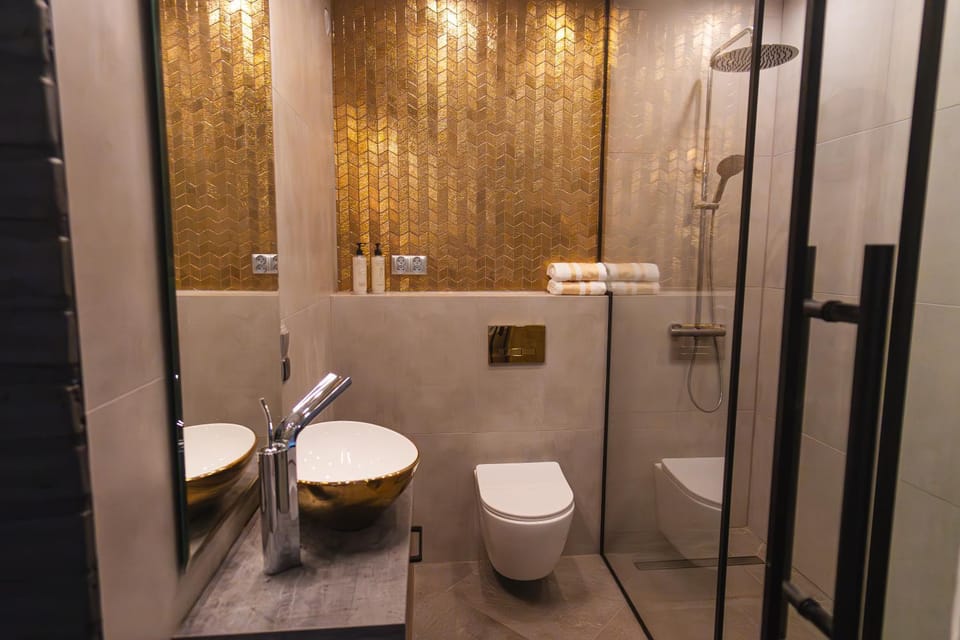 Shower, Toilet, Hot Tub, Bathroom