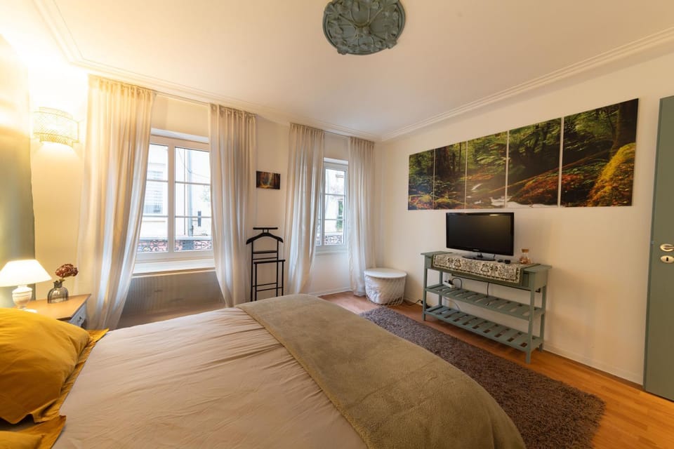 Photo of the whole room, Bedroom