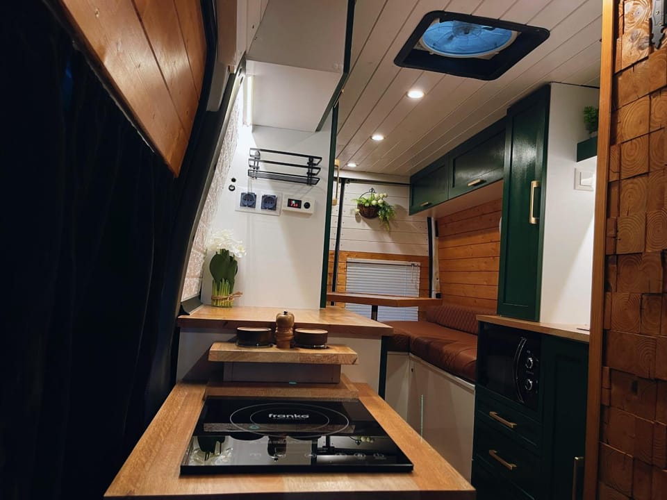 Kitchen or kitchenette, Dining area, oven