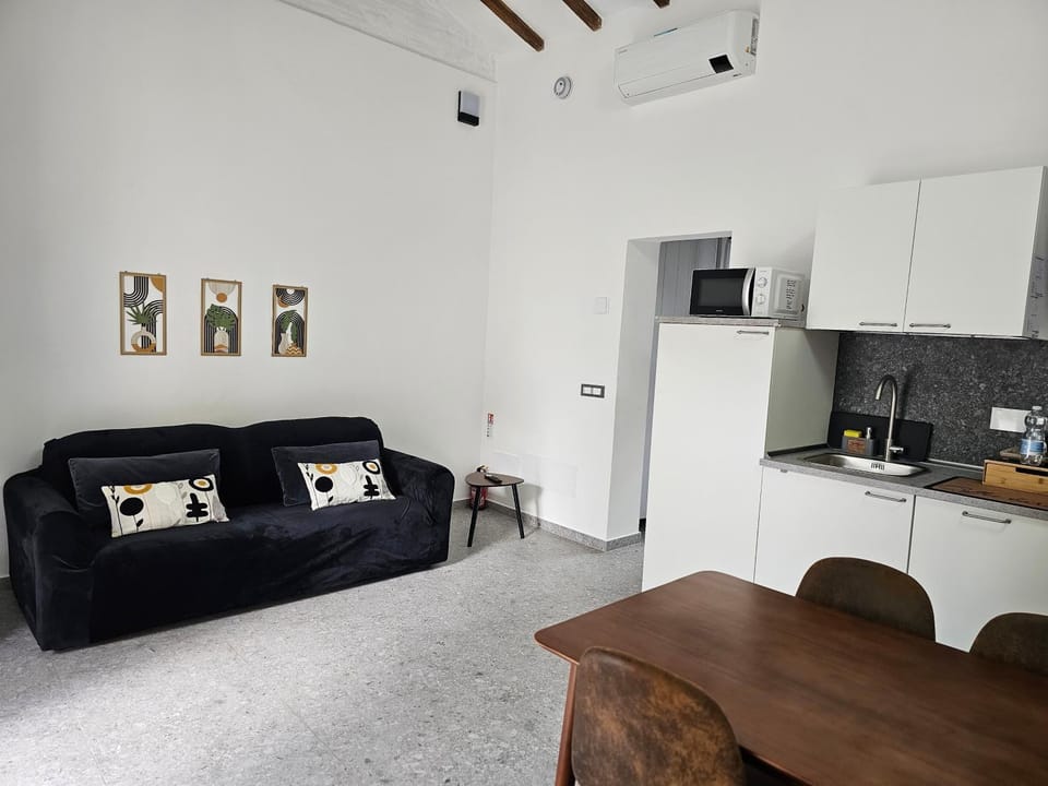 Kitchen or kitchenette, Photo of the whole room, Seating area