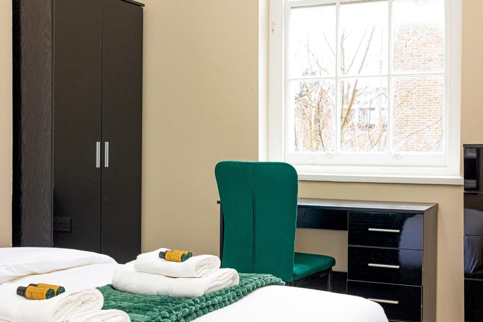Bed, Photo of the whole room, Bedroom, hair dresser, towels