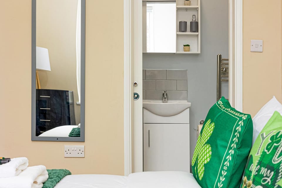 Bed, Bathroom, Photo of the whole room, Bedroom, towels