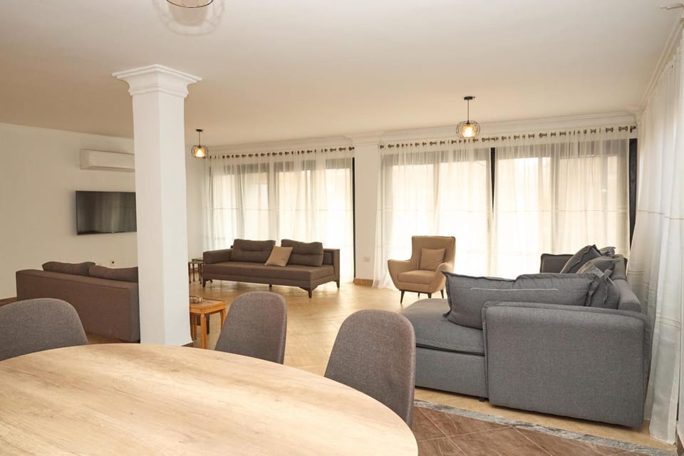 Communal lounge/ TV room, TV and multimedia, Living room, Seating area, Evening entertainment