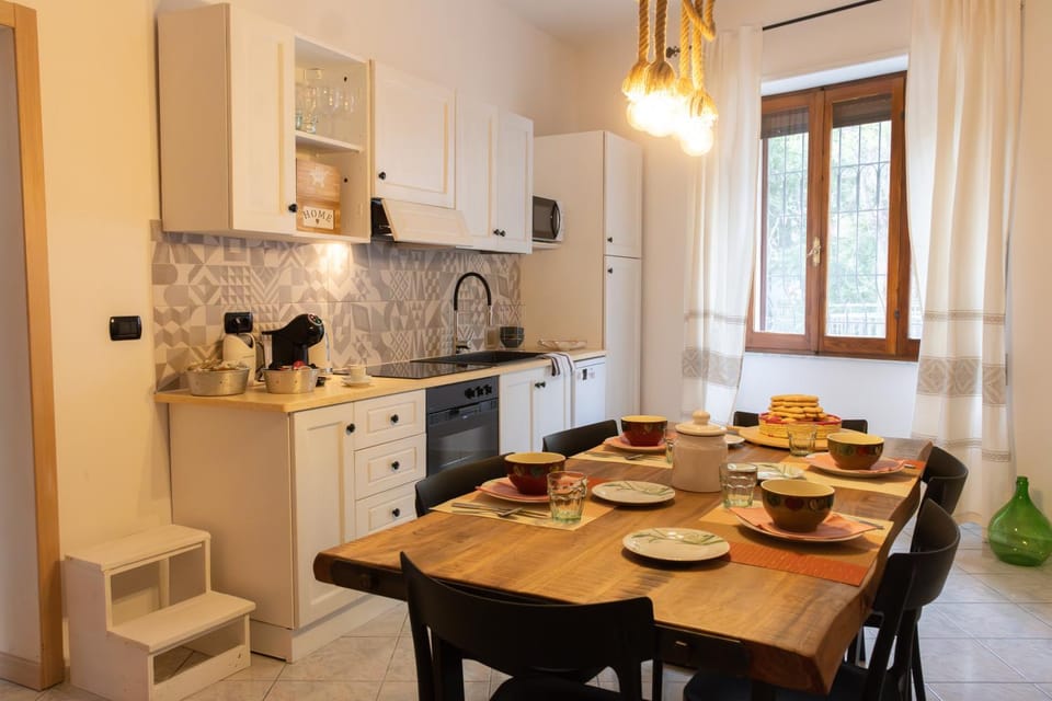 Coffee/tea facilities, Kitchen or kitchenette, Dining area, stove