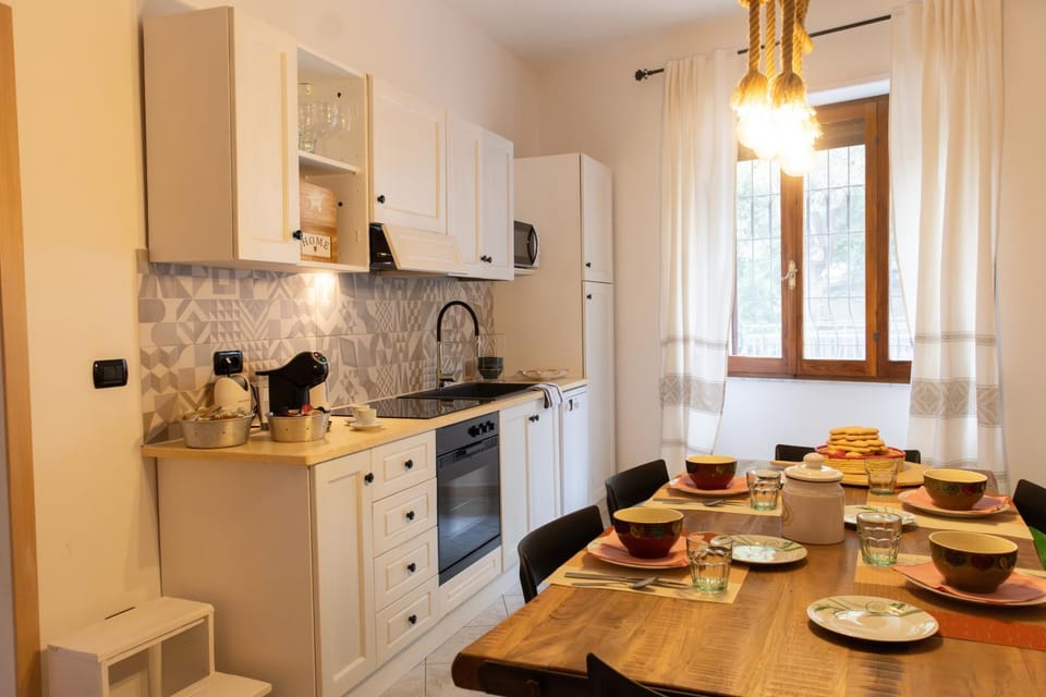 Kitchen or kitchenette, Dining area, stove