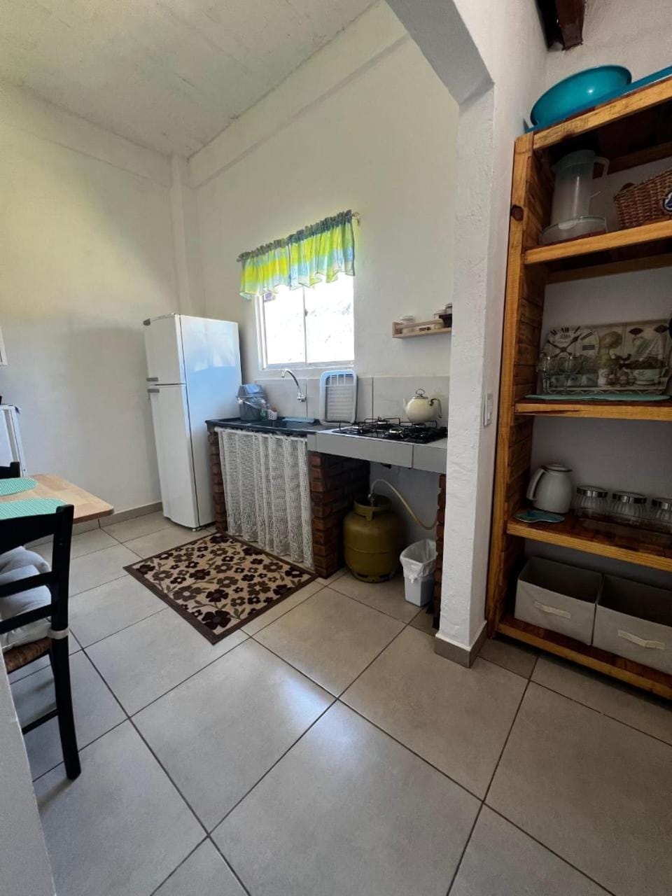 Kitchen or kitchenette, Dining area, stove