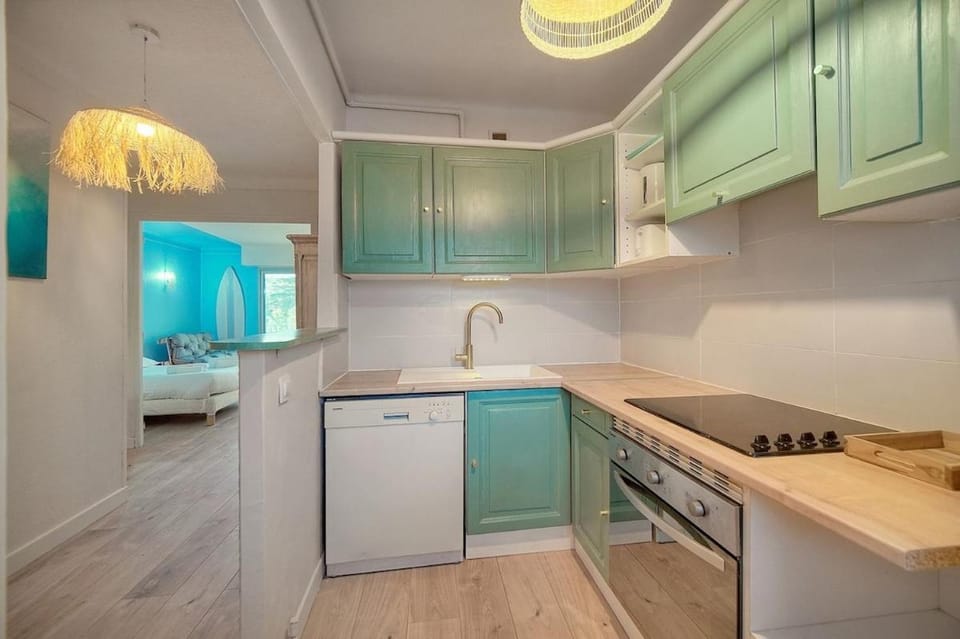 Kitchen or kitchenette, minibar, oven