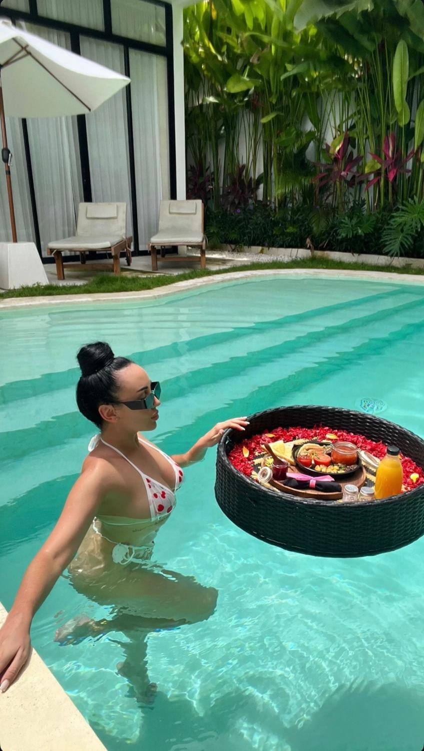 Food and drinks, Guests, Swimming pool