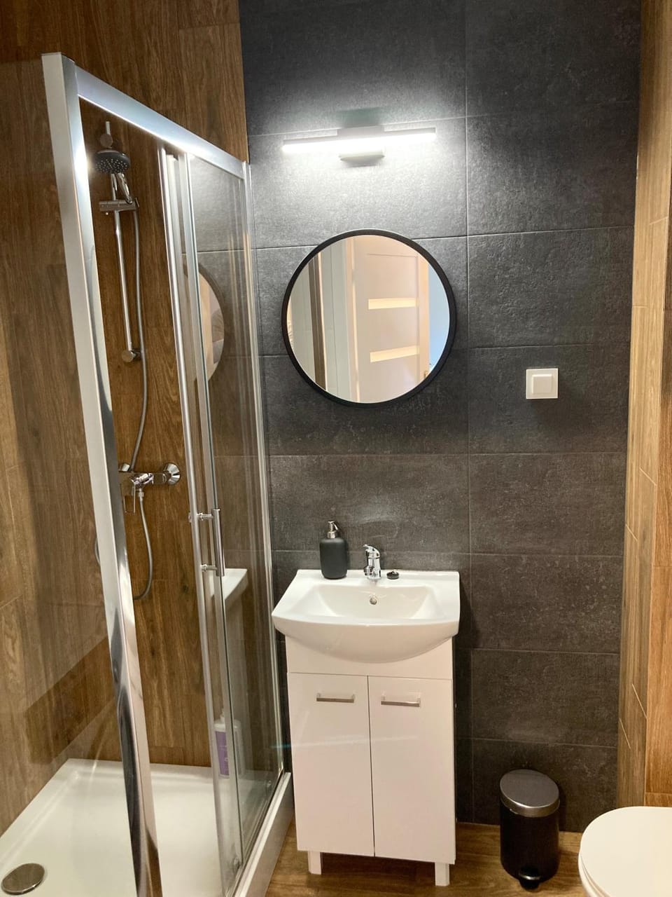 Shower, Toilet, Bathroom, towels