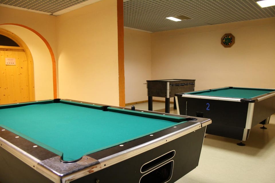 Billiard, Game Room