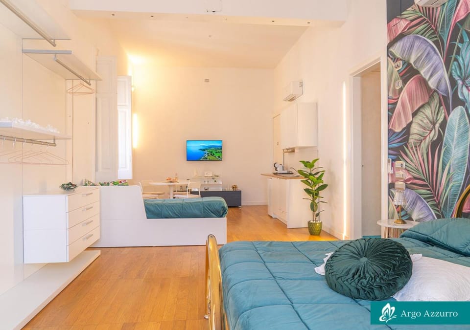 TV and multimedia, Kitchen or kitchenette, Living room, Seating area