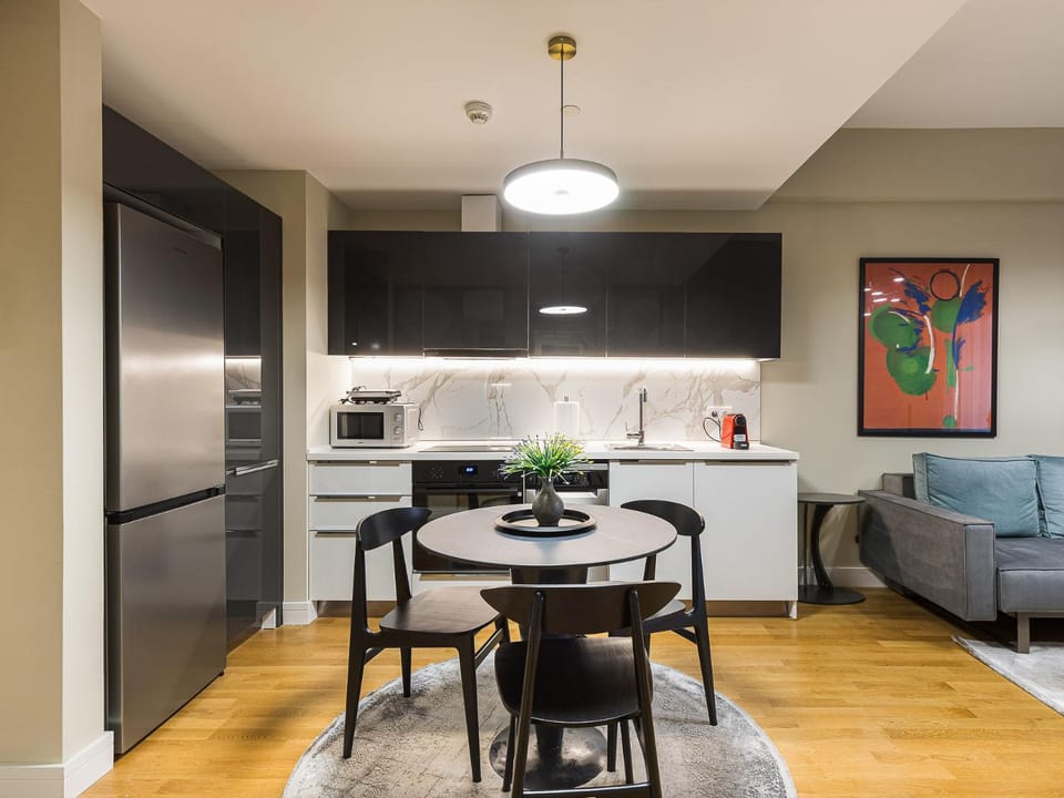 Kitchen or kitchenette, Dining area
