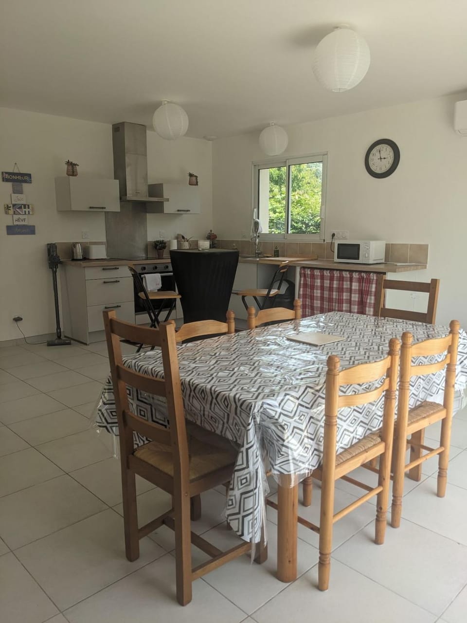 Dining area, pet friendly, stove