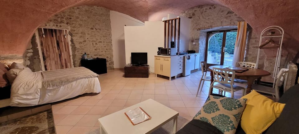 Bed, Photo of the whole room, Seating area