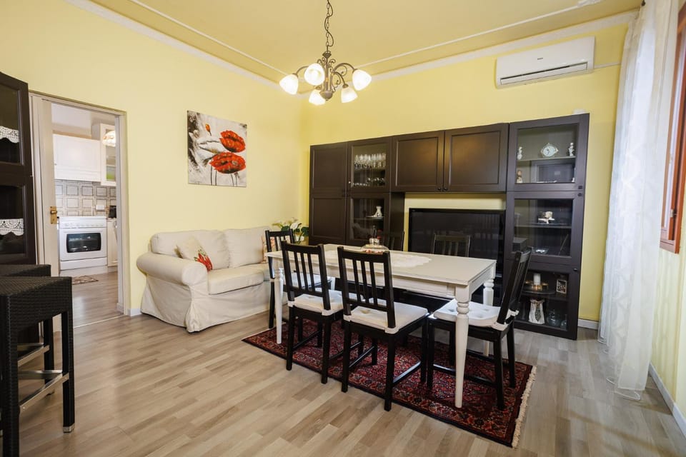 Communal lounge/ TV room, Living room, Seating area, pet friendly, air conditioner