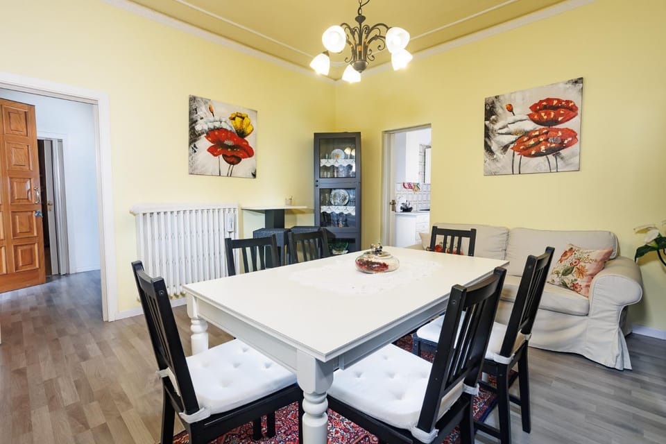 Communal lounge/ TV room, Living room, Seating area, Dining area, internet