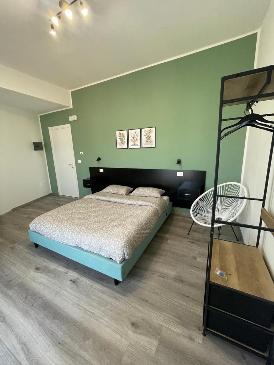 Photo of the whole room, Bedroom