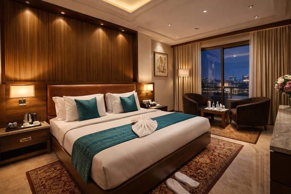 Bed, Seating area, Bedroom