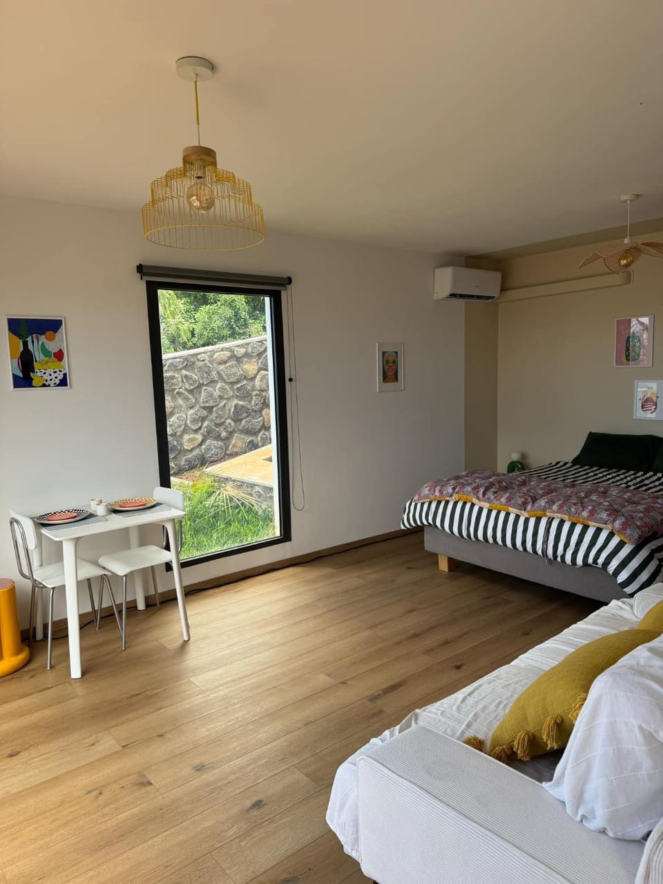 Bed, Living room, Photo of the whole room, Seating area, Bedroom