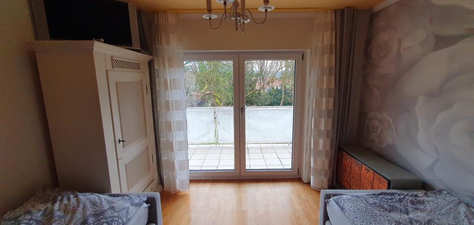 Photo of the whole room, Bedroom, wardrobe