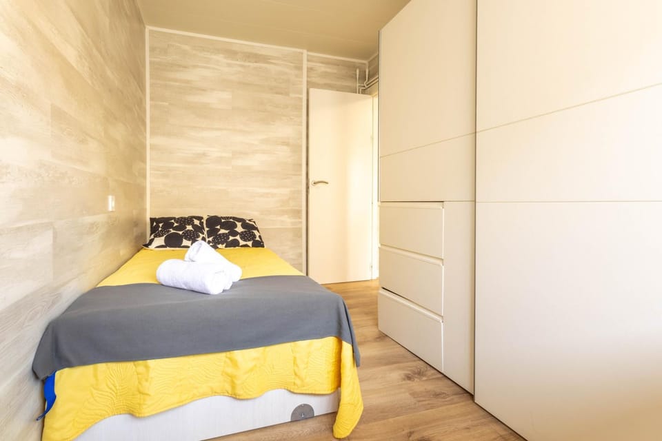Bed, Bedroom, towels