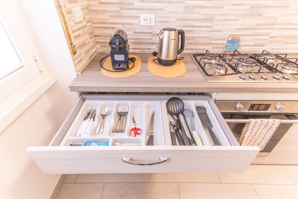 Coffee/tea facilities, Kitchen or kitchenette, stove