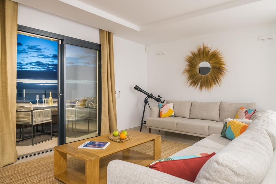 TV and multimedia, Living room, Seating area, Dining area