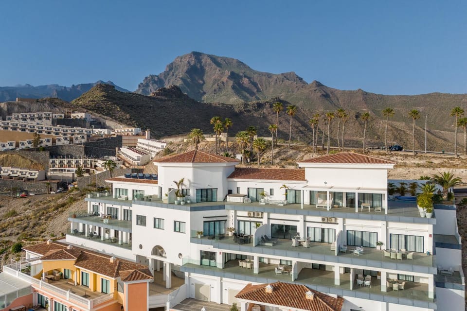Property building, Day, Natural landscape, Bird's eye view, City view, Mountain view