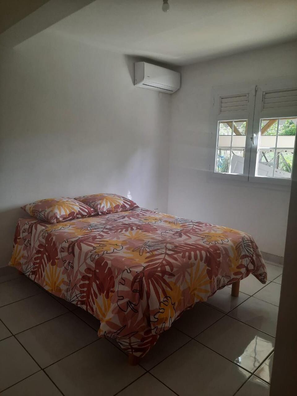 Bed, Photo of the whole room, Bedroom, air conditioner