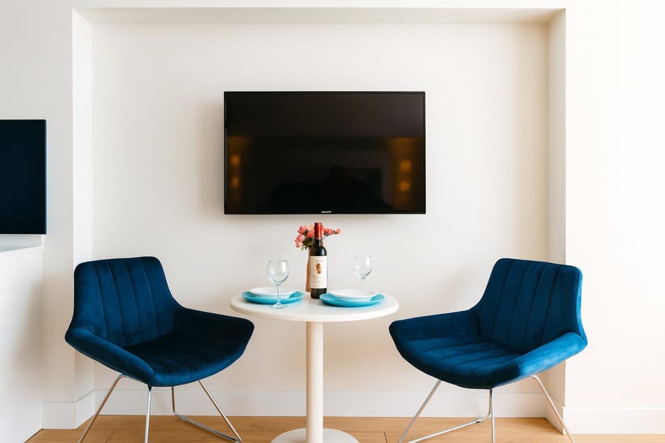 Communal lounge/ TV room, TV and multimedia, Living room, Seating area, Evening entertainment