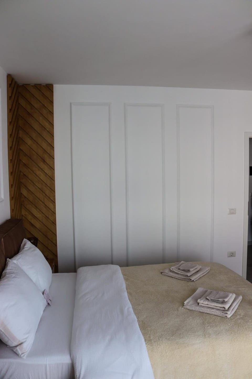 Bed, Bedroom, towels, towels