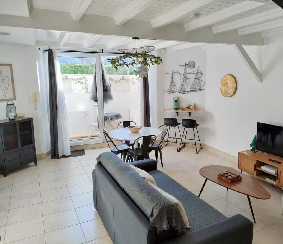 TV and multimedia, Living room, Seating area, Dining area