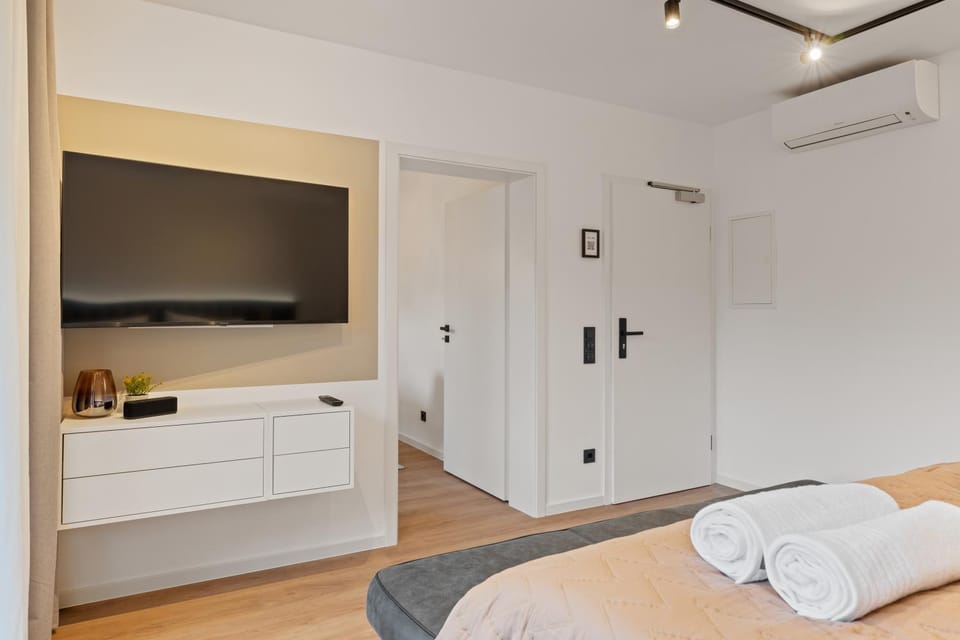 Bed, TV and multimedia, Photo of the whole room, Bedroom, air conditioner