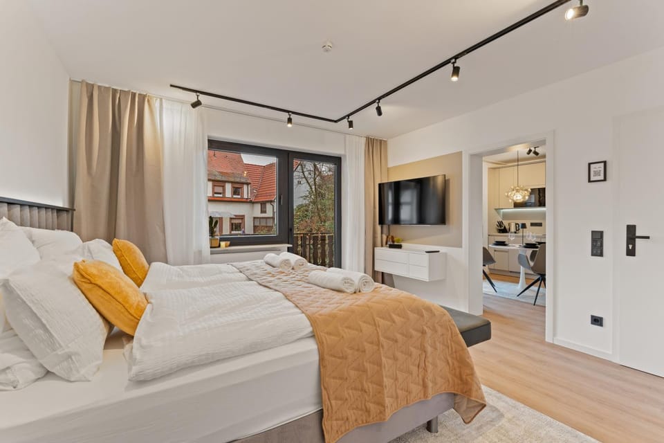 Bed, TV and multimedia, Living room, Photo of the whole room, Evening entertainment, Bedroom