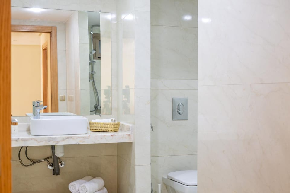 Shower, Toilet, Bathroom, towels