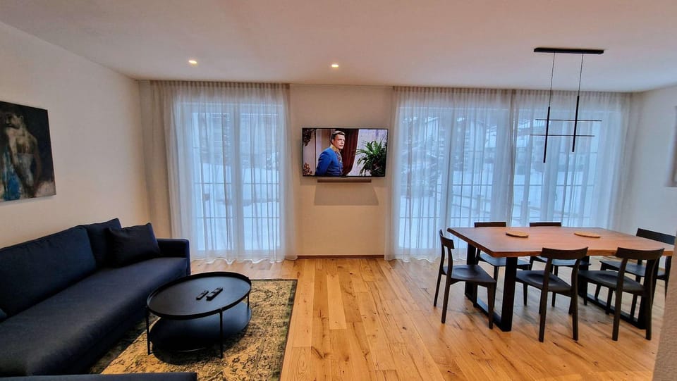 TV and multimedia, Living room, Seating area, Dining area