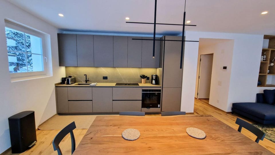 Coffee/tea facilities, Kitchen or kitchenette, Dining area, dishwasher, stove, toaster