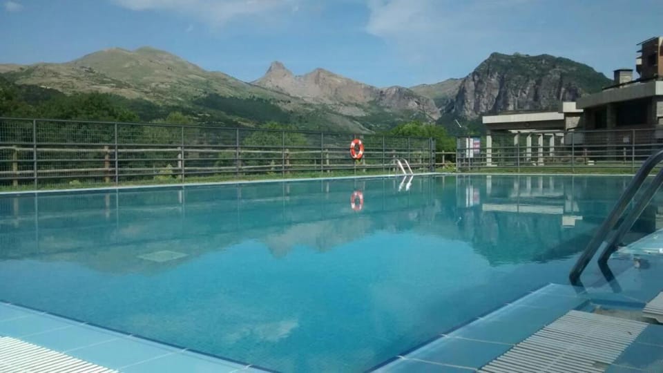 Swimming pool, Swimming pool