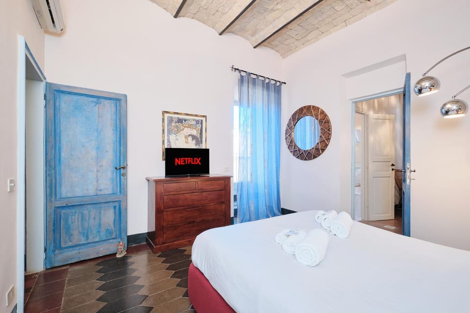 Bed, TV and multimedia, Photo of the whole room, Bedroom, wardrobe
