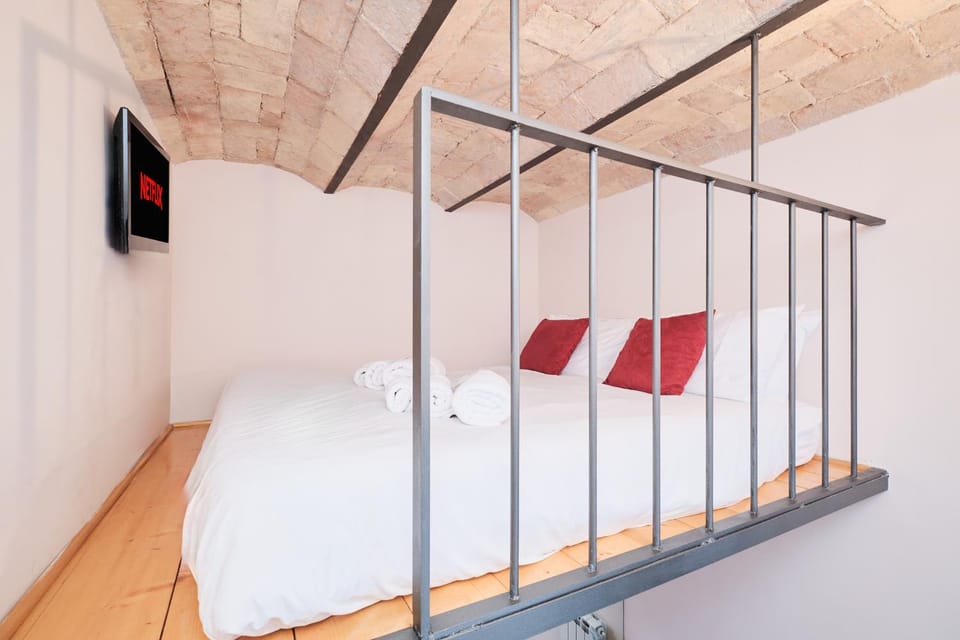 Bed, TV and multimedia, Photo of the whole room, Bedroom, towels
